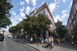 La fila di turisti in coda alla Libreria Lello di Porto. Per evitare di attendere ore in fila conviene acquistare il biglietto online prenotando uno specifico orario. Il biglietto costa 4 euro, ...