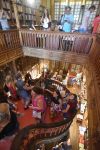 Turisti in fila sulla famosa scala della Libreria Lello di Porto in Portogallo. Per poter scattare una foto a volte bisogna aspettare a lungo dato che sono tantissimi i visitatori che vogliono ...