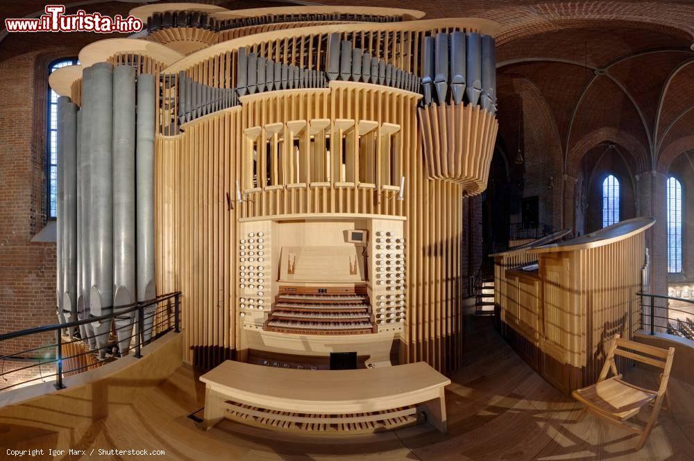 Immagine Dettaglio dell'organo della chiesa Marktkirche (St. Georgii et Jacobi) ad Hannover,  in Germania - © Igor Marx / Shutterstock.com