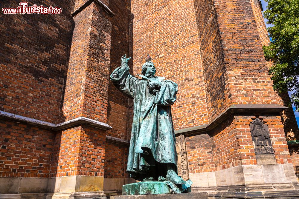 Immagine La Statua di Martin Lutero a fianco della Marktkirche di Hannover in Germania