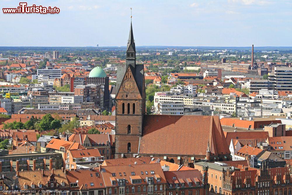 Immagine La vista panoramica della Marktkirche e la sua torre panoramica che svetta sul centro di Hannover in Germania . - © Baloncici / Shutterstock.com