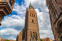 La Chiesa gotica di Marktkirche  nella piazza del mercato di Hannover in Germania