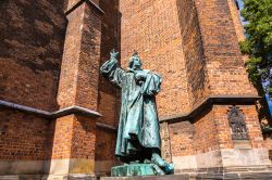 La Statua di Martin Lutero a fianco della Marktkirche di Hannover in Germania