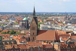 La vista panoramica della Marktkirche e la sua torre panoramica che svetta sul centro di Hannover in Germania . - © Baloncici / Shutterstock.com