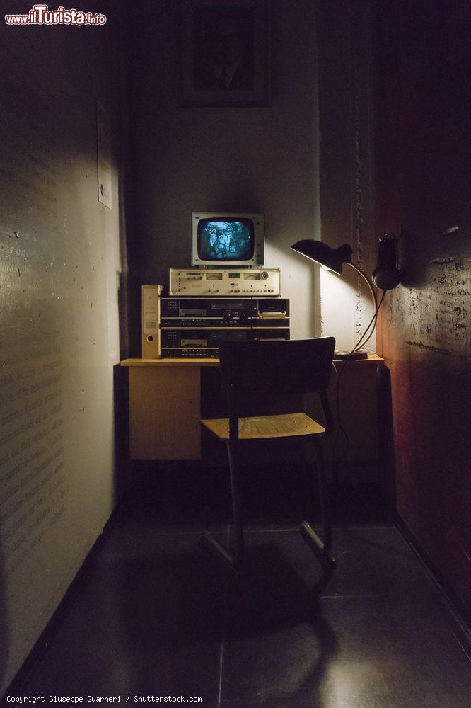 Immagine La ricostruzione di una stanza di spionaggio al DDR Museum di Berlino - © Giuseppe Guarneri / Shutterstock.com