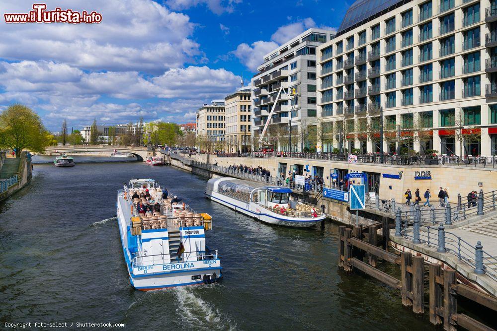 Immagine Le crociere sulla Sprea a Berlino fanno tappa al Museo della DDR nel quartiere Mitte della capitale tedesca. - © foto-select / Shutterstock.com