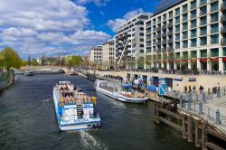 Le crociere sulla Sprea a Berlino fanno tappa al Museo della DDR nel quartiere Mitte della capitale tedesca. - © foto-select / Shutterstock.com