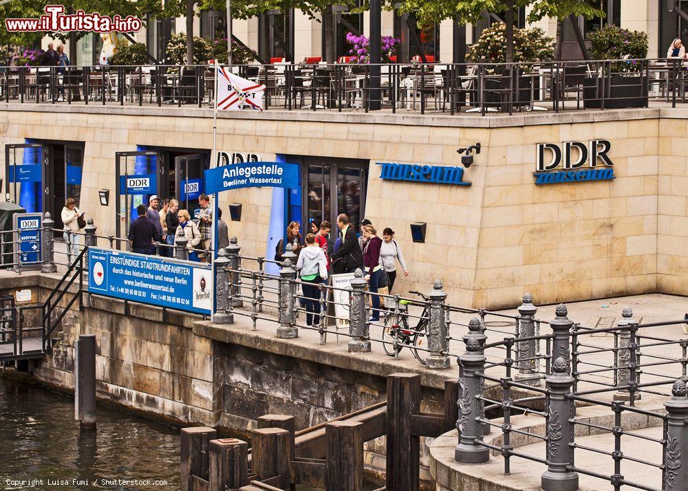 Immagine Turisti in visita al Museo della DDR di Berlino, aperto pochi anni fa sulle rive della Sprea - © Luisa Fumi / Shutterstock.com