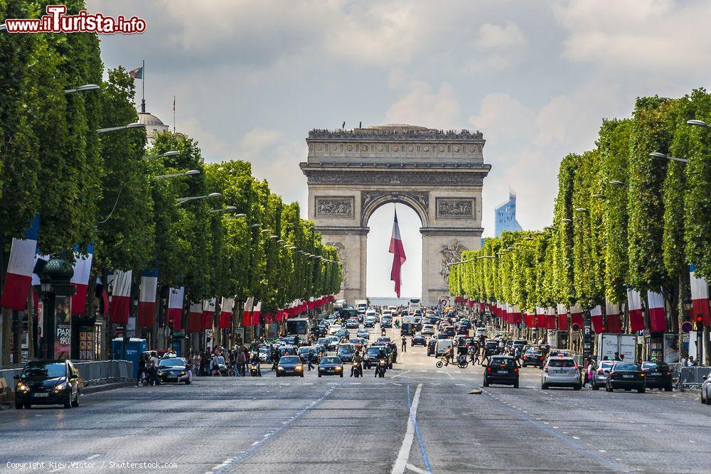 Immagine I campi Elisi durante la festa nazionale del 14 luglio a Parigi. Sullo scondo l'Arc de Triomphe - © Kiev.Victor / Shutterstock.com