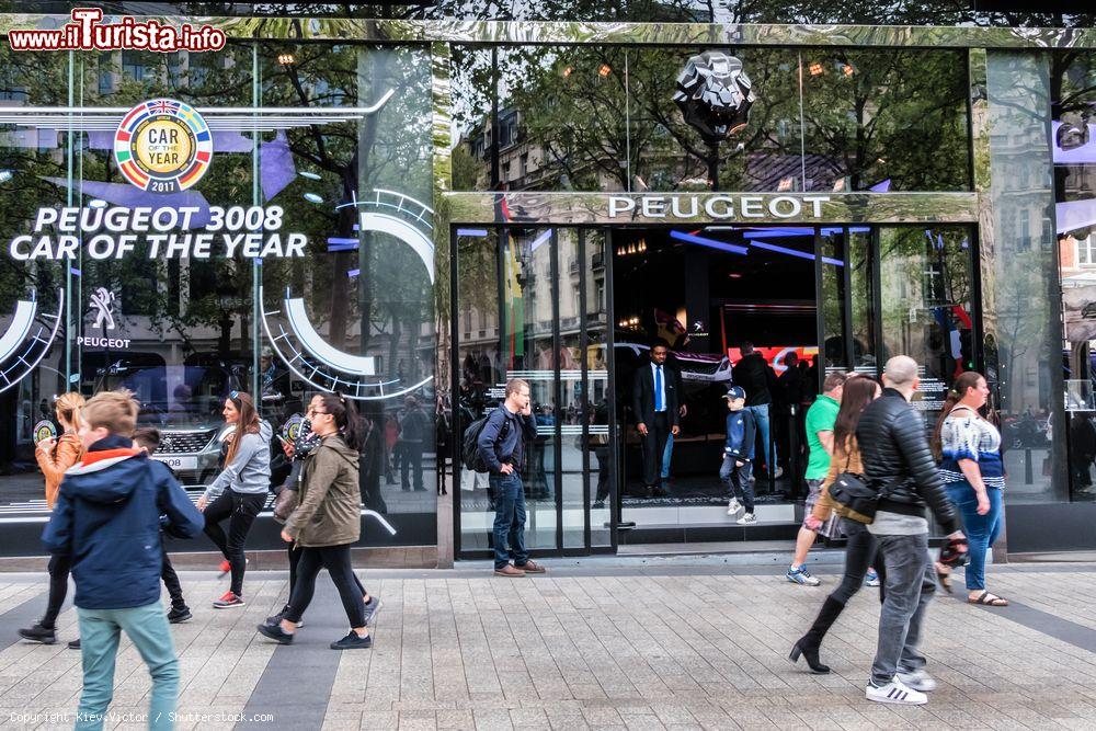 Immagine I negozi della Avenue Champs-Elysees. La strada dei Campi Elisi di Parigi è famosa per lo shopping. - © Kiev.Victor / Shutterstock.com
