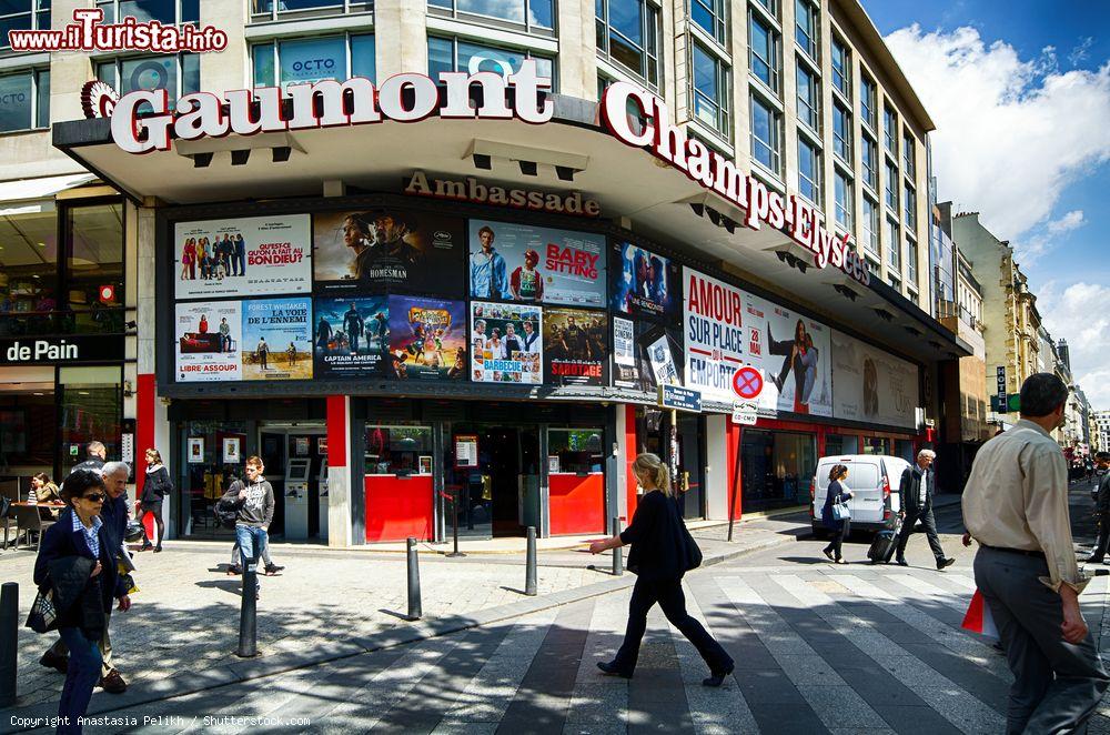 Immagine Il teatro Gaumont sugli Champs Elysees di Parigi in Francia - © Anastasia Pelikh / Shutterstock.com