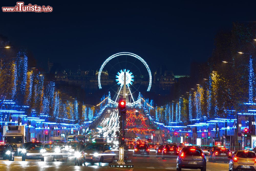 Immagine Natale a Parigi sulla Avenue Champs-Elysees sullo sfondo la ruota di place de la Concorde