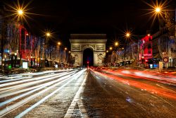 Gli Champs Elysees di Parigi di notte, durante il periodo natalizio: qui trovate degli splendidi mercatini di Natale