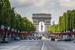 I campi Elisi durante la festa nazionale del 14 luglio a Parigi. Sullo scondo l'Arc de Triomphe - © Kiev.Victor / Shutterstock.com