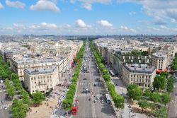 Il panorama di Parigi con gli Champs Elysees fotografati dalla cima dell'Arco di Trionfo. I viali si estendono fino a sfociare in Place de la Concorde