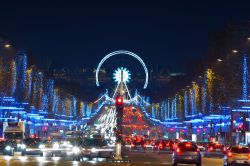 Natale a Parigi sulla Avenue Champs-Elysees sullo sfondo la ruota di place de la Concorde