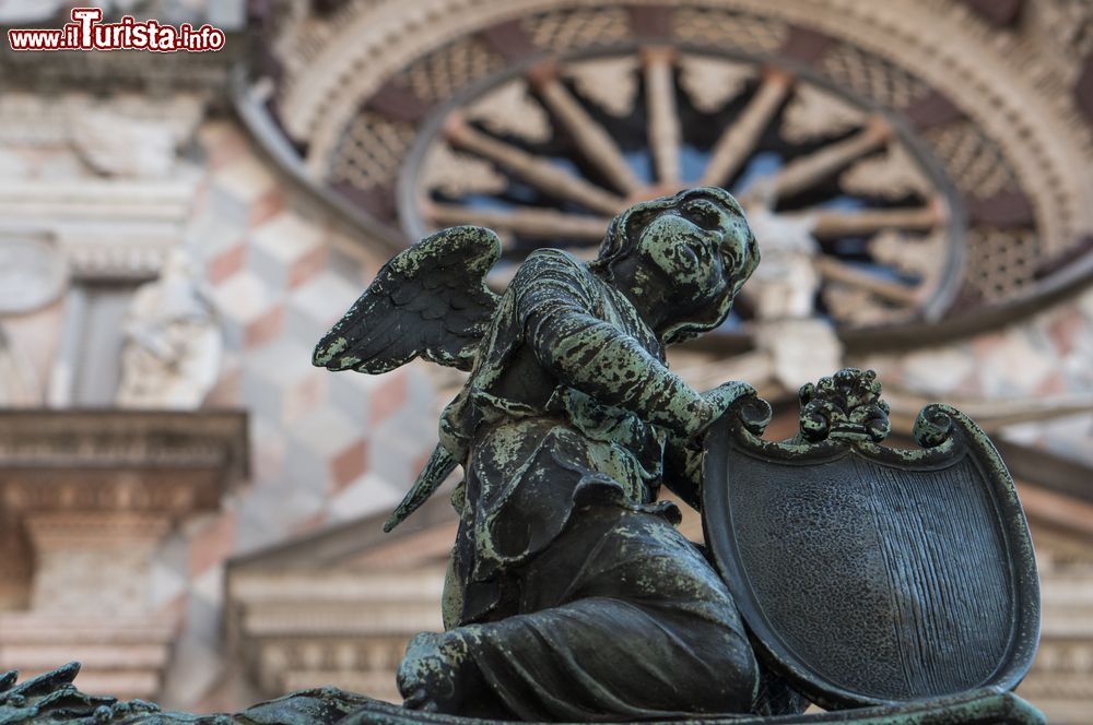 Immagine Un particolare della cancellata in ferro battuto della Cappella Colleoni di Bergamo