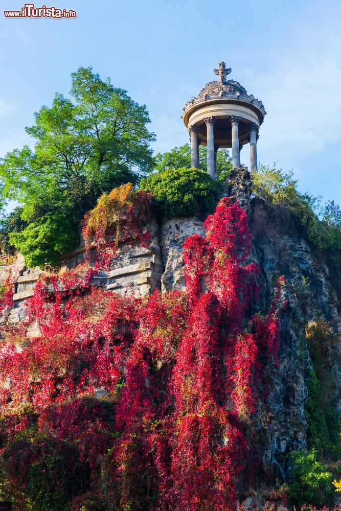 Immagine I colori dell'autunno e il Temple de la Sibylle uno dei luoghi iconici nel giardino del Parc Buttes Chaumont di Parigi