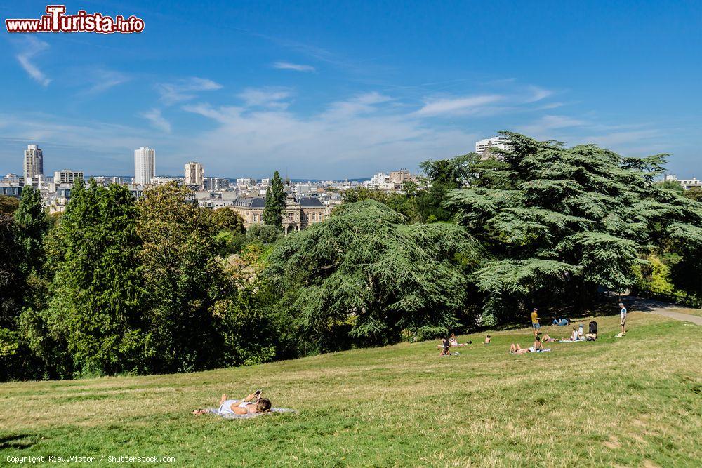 Immagine Il panorama del parco Buttes-Chaumont a Parigi: si trova nel settore nord orientale della capitale francese. - © Kiev.Victor / Shutterstock.com