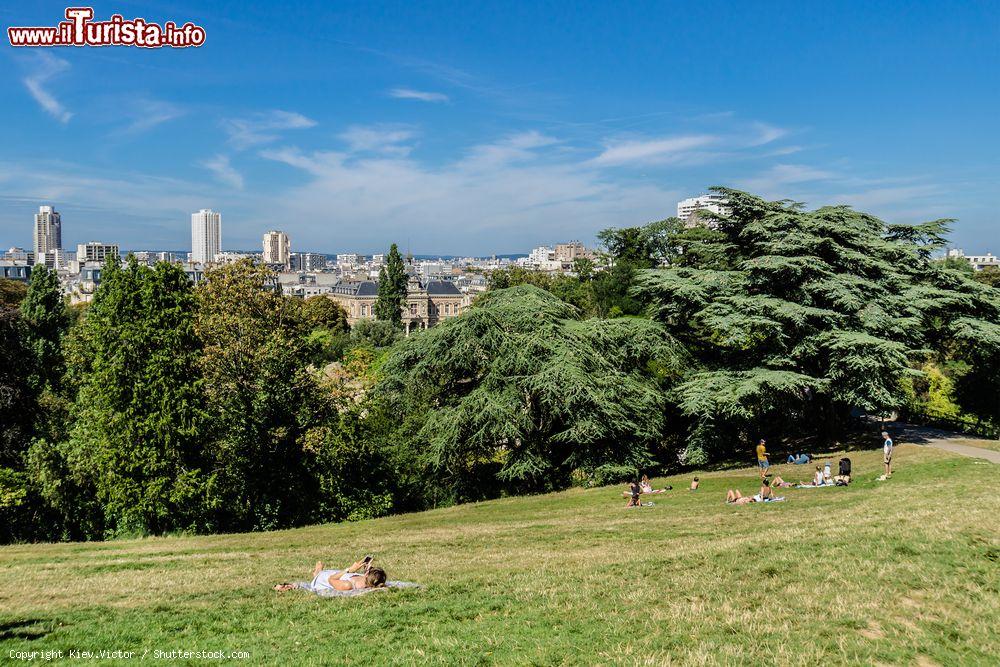 Immagine Il panorama del parco Buttes-Chaumont a Parigi: si trova nel settore nord orientale della capitale francese. - © Kiev.Victor / Shutterstock.com