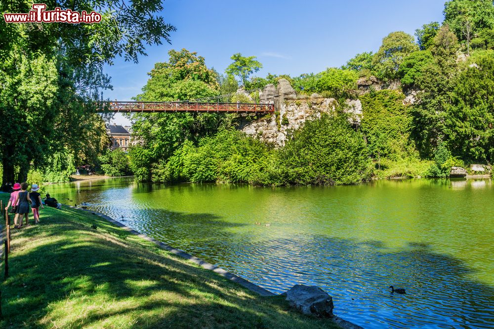 Immagine Il Parc des Buttes-Chaumont a Parigi - Si trova nella parte nord-est della capitale della Francia e fu aperto nel 1867. Il ponte che vedete in foto, lungo 63 metri, è stato disegnato da Gustave Eiffel