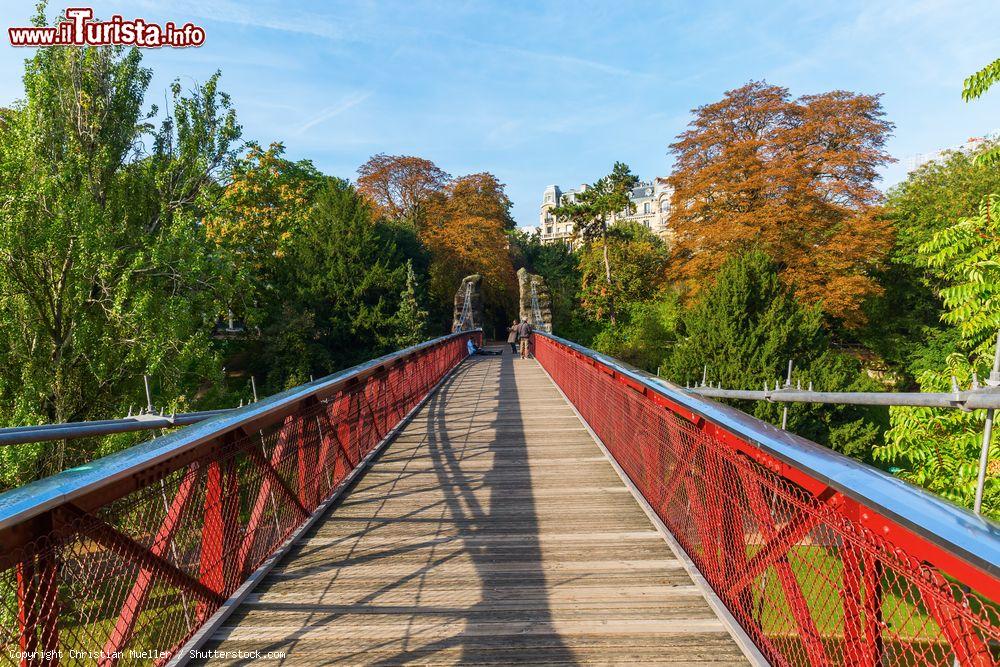 Immagine Il ponte del Tempio della Sibilla nel Parco Buttes Chaumont di Parigi. E' opera di Gustave Eiffel, il celebre architetto francese - © Christian Mueller / Shutterstock.com