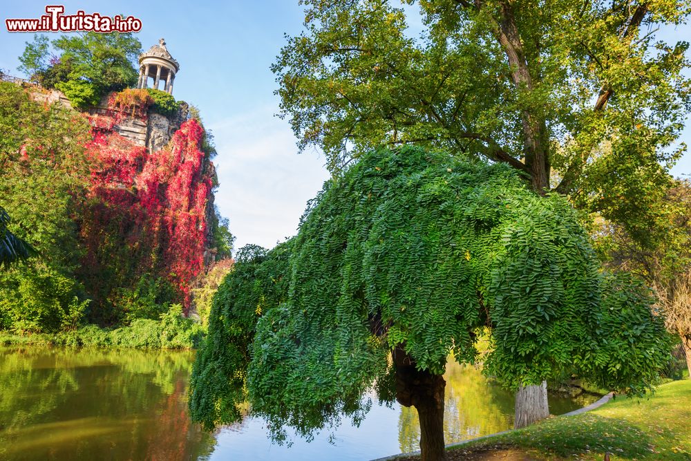 Immagine Il Temple de la Sibylle nel Parc des Buttes Chaumont a Parigi in autunno