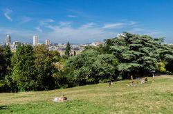 Il panorama del parco Buttes-Chaumont a Parigi: si trova nel settore nord orientale della capitale francese. - © Kiev.Victor / Shutterstock.com