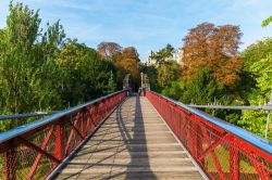 Il ponte del Tempio della Sibilla nel Parco Buttes Chaumont di Parigi. E' opera di Gustave Eiffel, il celebre architetto francese - © Christian Mueller / Shutterstock.com