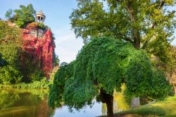 Il Temple de la Sibylle nel Parc des Buttes Chaumont a Parigi in autunno