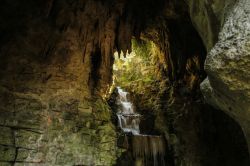 Una grotta con cascata una delle attrazioni del Parco Buttes Chaumont di Parigi