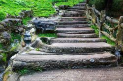 Una scalinata all'interno del Parc des Buttes-Chaumont di Parigi. Questo magnifico parco si trova nella zona nord-orientale della capitale francese