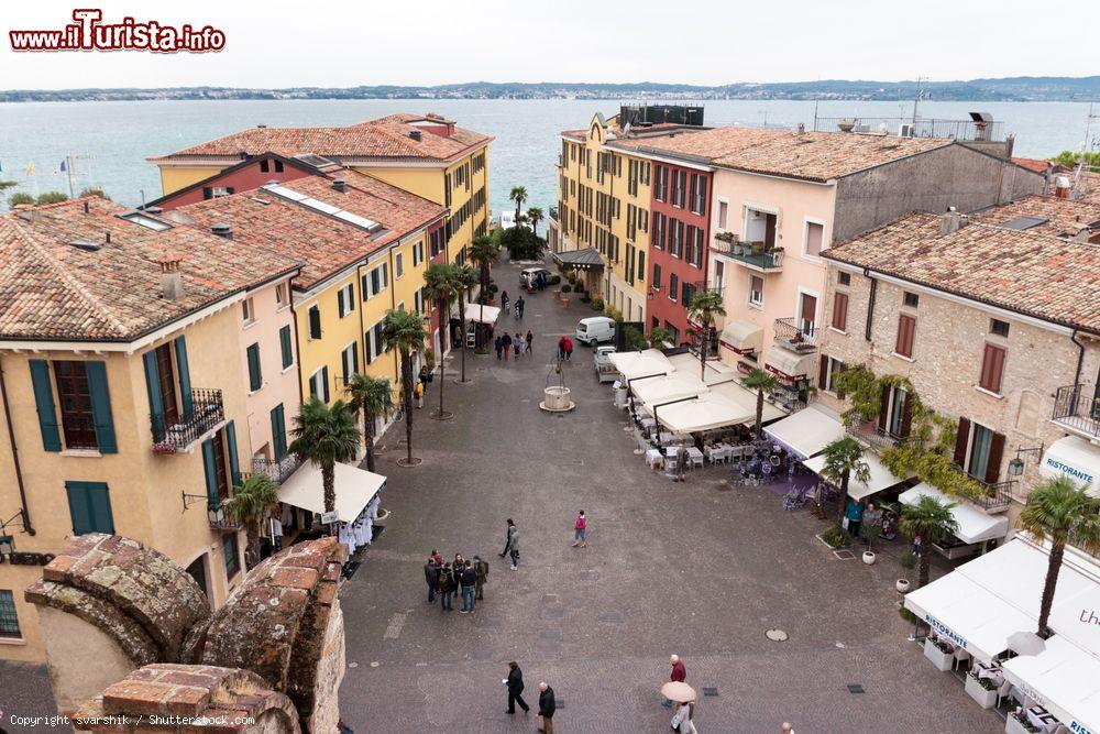 Immagine Il panorama di Sirmione che si gode dagli spalti del Castello Scaligero sul lago di Garda - © svarshik / Shutterstock.com