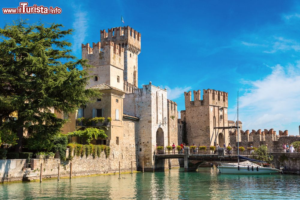 Immagine Panorama estivo del Castello Scaligero di Sirmione