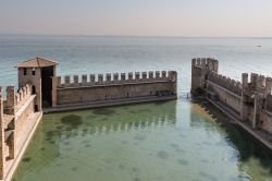 Le mura della fortezza di Sirmione sul Lago di Garda