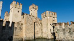 L'imponente Castello Scaligero a Sirmione in Lombardia