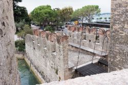 Ponte levatoio del Castello Scaligero di Sirmione in Lombardia - © svarshik / Shutterstock.com