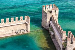 Scorcio del Castello di Sirmione in Lombardia