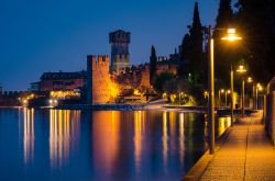 Vista notturna di Sirmione e del Castello Scaligero sul Lago di Garda