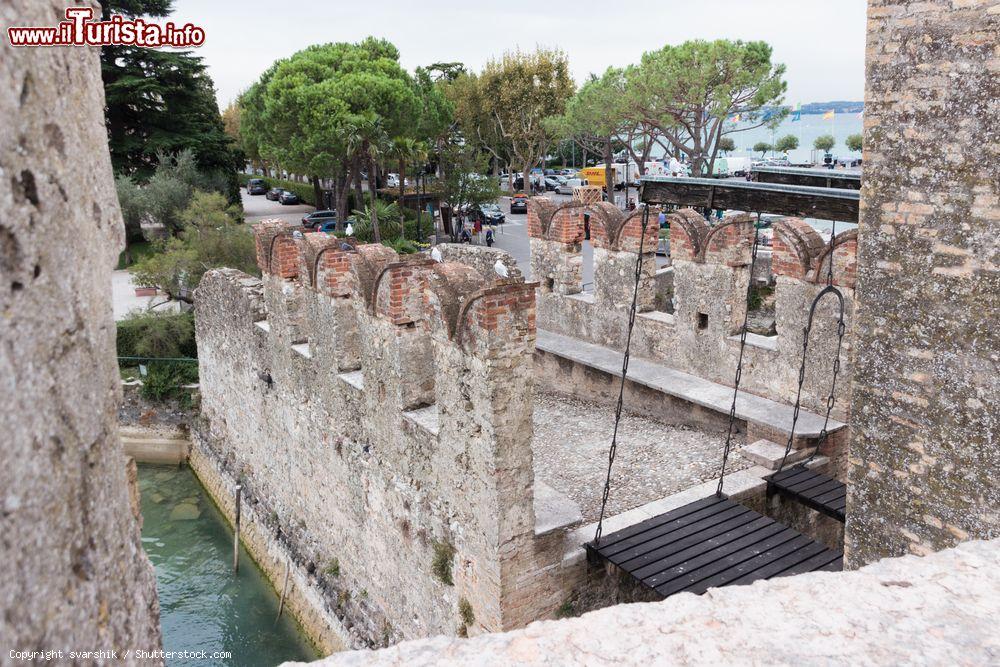 Immagine Ponte levatoio del Castello Scaligero di Sirmione in Lombardia - © svarshik / Shutterstock.com