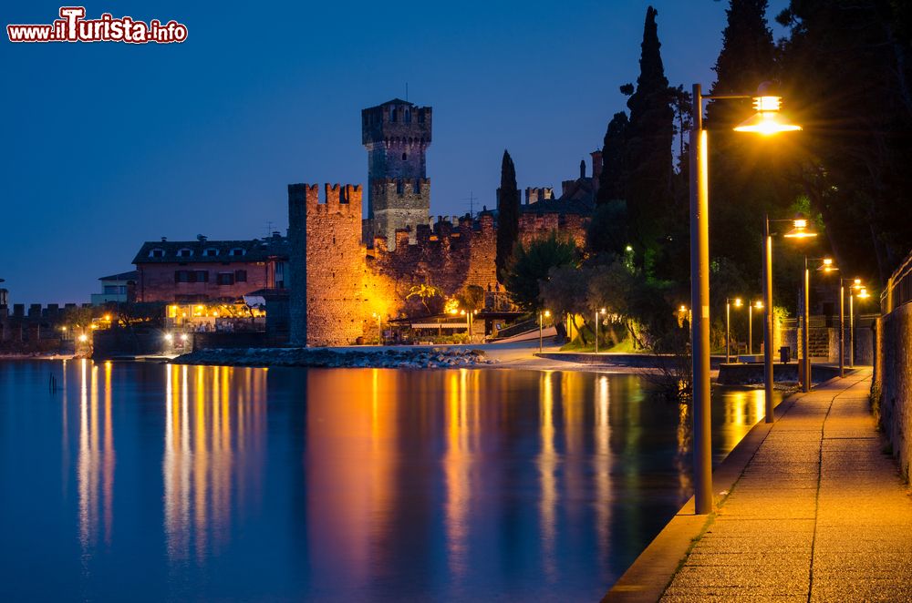 Immagine Vista notturna di Sirmione e del Castello Scaligero sul Lago di Garda