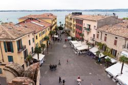 Il panorama di Sirmione che si gode dagli spalti del Castello Scaligero sul lago di Garda - © svarshik / Shutterstock.com