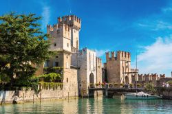 Panorama estivo del Castello Scaligero di Sirmione