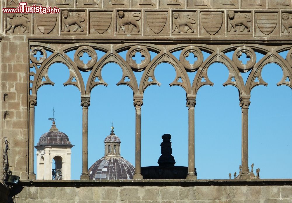 Immagine Dettaglio della Loggia dei Papi a Viterbo.