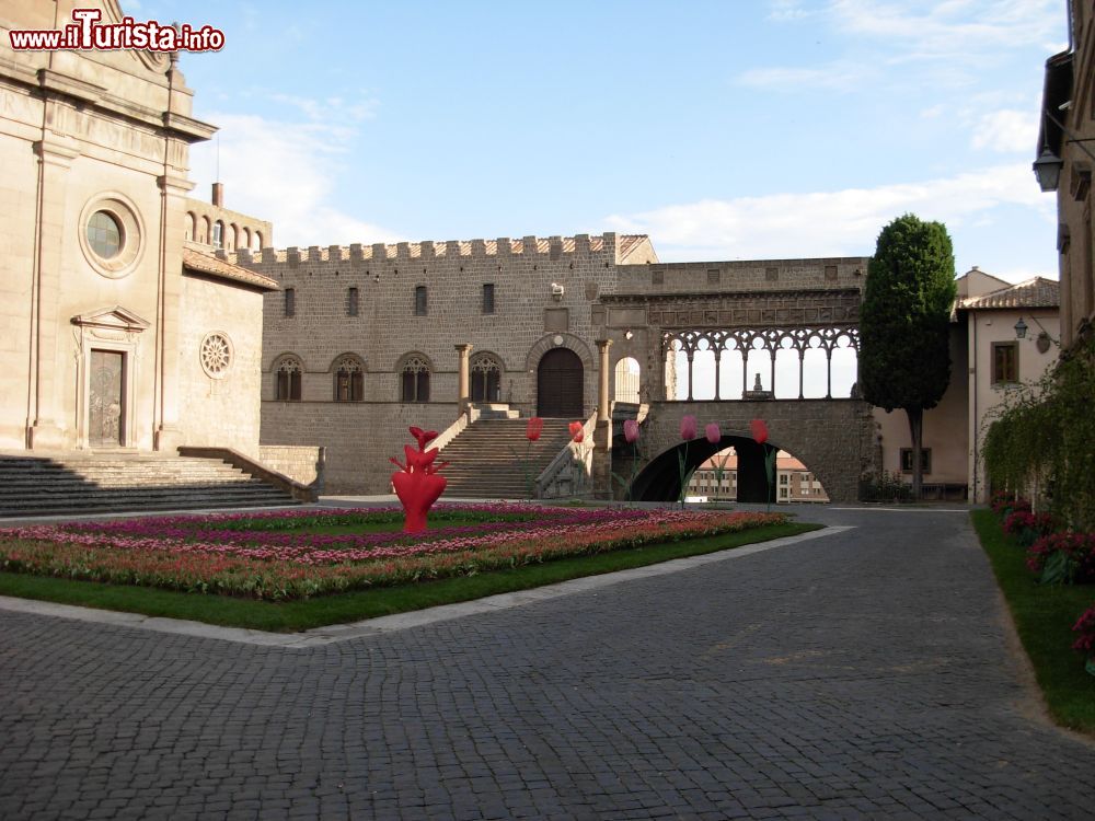 Immagine La fiorita di San Pellegrino in fiore in piazza di San Lorenzo a Viterbo, Palazzo dei Papi