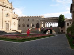 La fiorita di San Pellegrino in fiore in piazza di San Lorenzo a Viterbo, Palazzo dei Papi