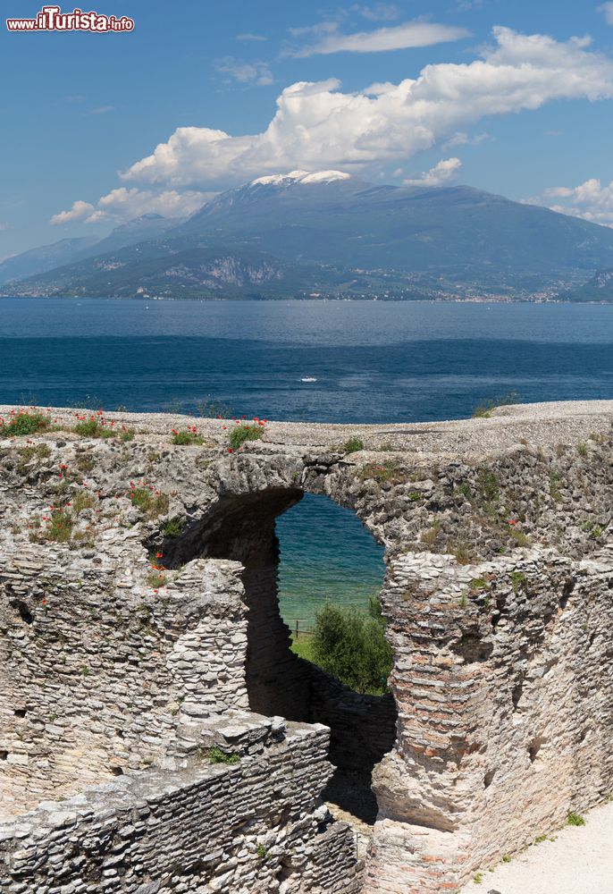 Immagine Giornata di sole alle Grotte di Catullo di Sirmione, con vista sulk Lago di Garda