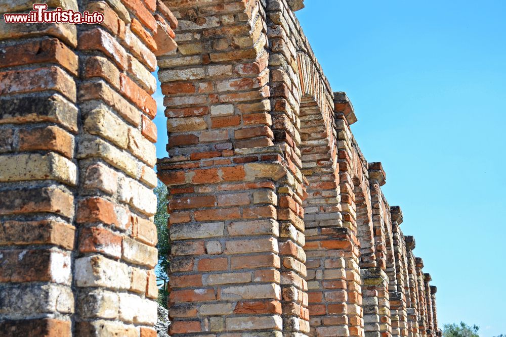 Immagine I mattoni del Criptoportico delle Cave di Catullo a Sirmione