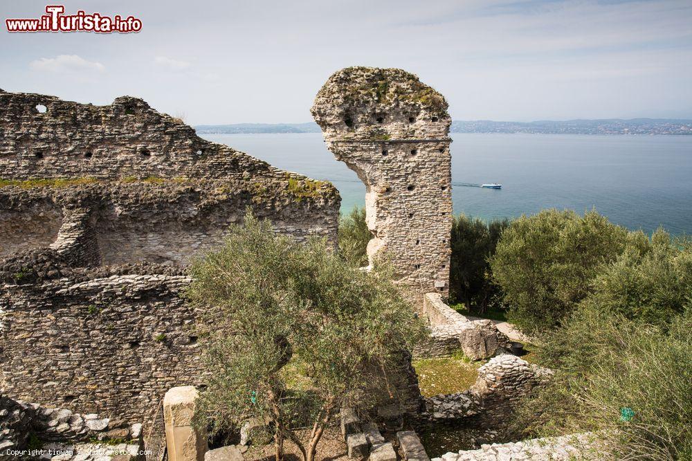 Immagine I resti della Villa Romana di Catullo, le famose Grotte di Sirmione in Lombardia - © tipwam / Shutterstock.com