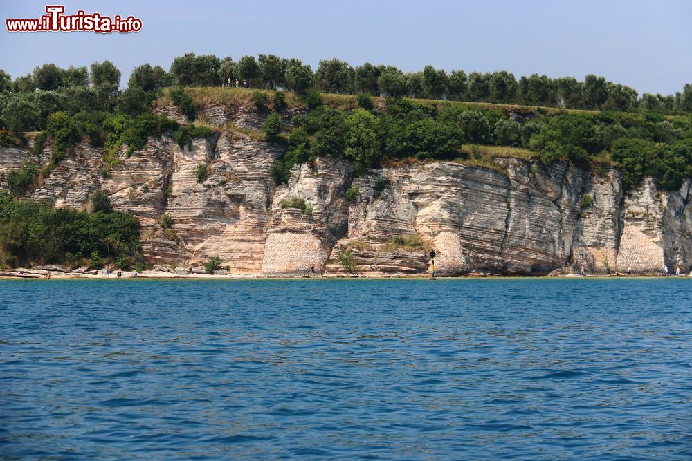 Immagine Il paesaggio intorrno alle Cave di Catullo di Sirmione, visto dal Lago di Garda